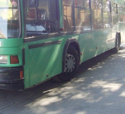 Autobuz RATC oprit în staţie, izbit de TIR: o femeie a fost rănită
